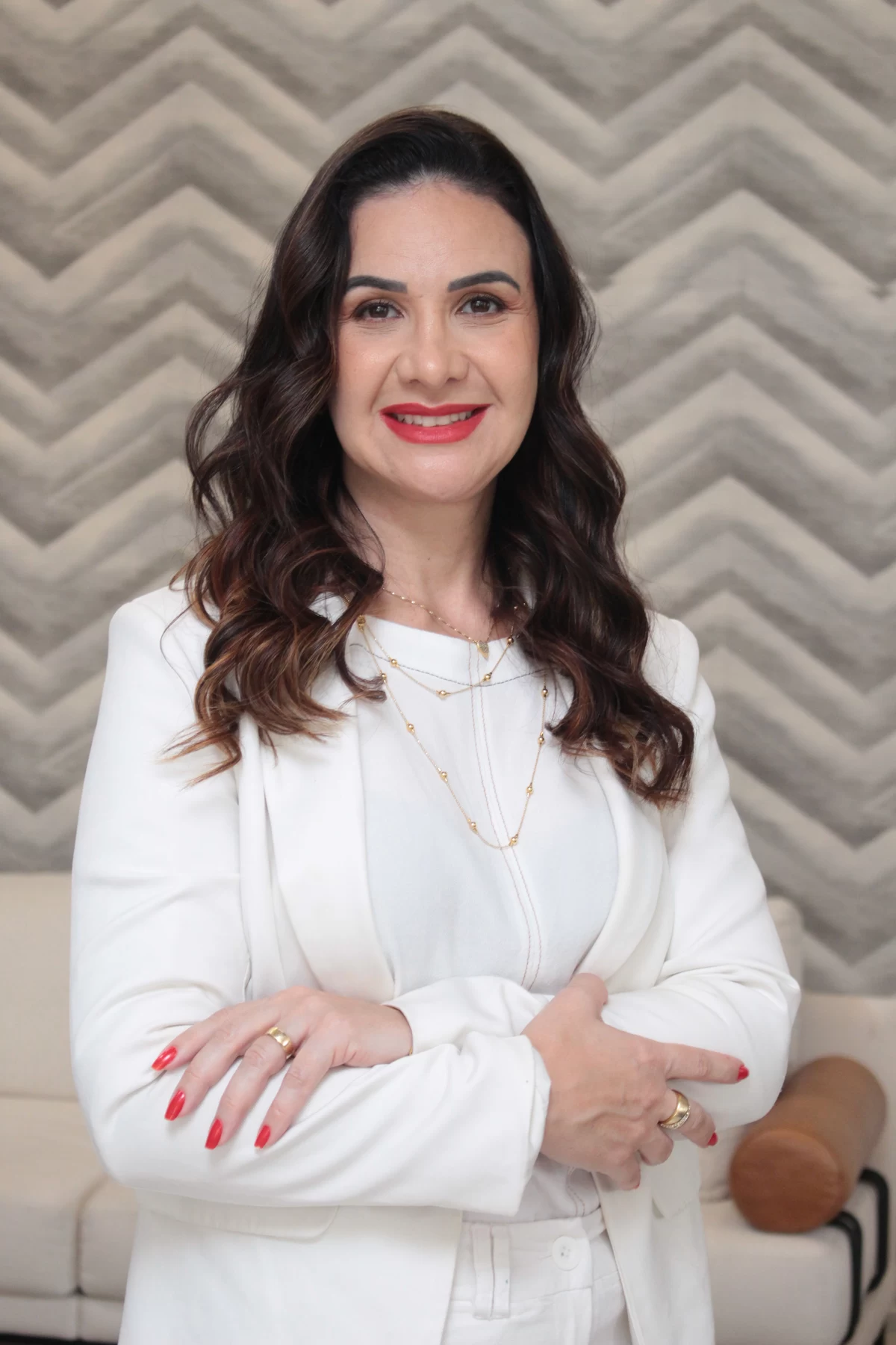 Lilian Moreno, advogada, de braços cruzados, sorrindo